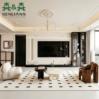 Meuble TV mural de luxe sur mesure avec panneaux en blanc cassé mat, portes en verre teinté et rétroéclairage chaud