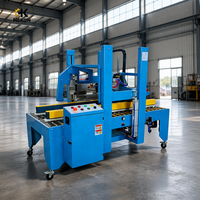 Machine de scellage de cartons entièrement automatique à grande vitesse et adaptative pour tailles aléatoires HEKON, avec pliage du rabat supérieur et scellage par ruban adhésif pour ligne d'emballage