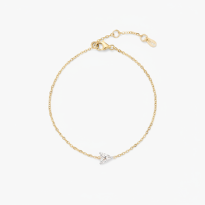 Brazalete Elegante con Letra de Diamantes e Incrustaciones Intrincadas - Product Image 1