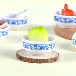 Modelo de colgante de comida estilo TikTok, realista, con diseño de tazón de porcelana azul y blanca, que incluye platos como repollo, cerdo estofado y pescado. - Product Image 3