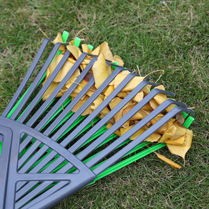 Râteau à feuilles de jardin Grattoir agricole Râteau à gazon sans épissage en plastique - Product Image 4