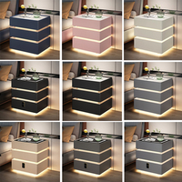 Mesita de Noche Inteligente Moderna Rosa con Tres Cajones, Gabinete Suspendido, Iluminación LED, Altavoz Bluetooth Inteligente, Carga Inalámbrica, Madera y Vidrio