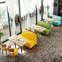 Collection de mobilier de café décontracté, canapé en bois et tables à manger pour usage en restaurant