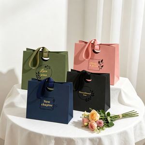 Sacs en papier personnalisés avec logo sur mesure, emballages cadeaux exquis pour bijoux, vente en gros d'usine - Product Image 1