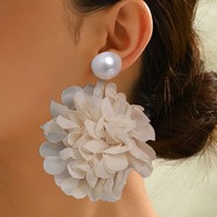 Boucles d'oreilles créoles tendance et uniques pour femme, plaquées or, avec grande fleur en mousseline et perles d'imitation, style exagéré, pour soirée