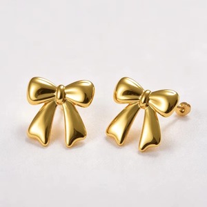 Boucles d'oreilles minimalistes en forme de nœud creux, plaquées or 18 carats, en acier inoxydable, anti-allergie, petites boucles d'oreilles en forme de nœud pour femmes, à porter au quotidien - Product Image 1