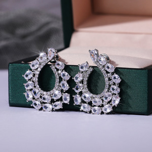 Orecchini a perno con ghirlanda floreale per donna, stile vintage scintillante, gioielli alla moda per feste - Product Image 2