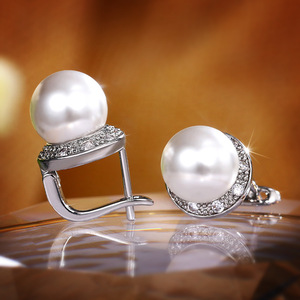 Orecchini a clip con perle finte placcate in argento, taglio brillante rotondo, montatura a castone, gioielli classici da donna per matrimoni. - Product Image 5