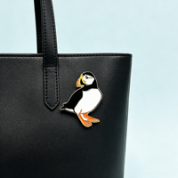 Épinglette minimaliste Puffin, design d'oiseau classique noir et blanc personnalisé, accessoire élégant, épinglette en émail souple