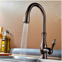 Robinet de cuisine de luxe contemporain en laiton brossé or rose, monocommande, avec douchette extractible, eau chaude/froide, installation monotrou