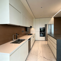 Îlot de cuisine moderne modulaire personnalisé avec plan de travail en panneau mélaminé et finition laquée vert clair mat