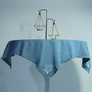 Nappe de table en coton et lin bleu brodée avec monogramme personnalisé en gros pour hôtel, restaurant, banquet - Product Image 3