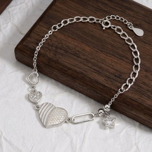 Bracelet en argent sterling S925 texturé avec motifs cœur et étoile, simple et élégant, bijou de main de niche pour femme, idéal pour le quotidien et comme cadeau - Product Image 5