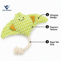 Jouet pour chien en peluche couineur Green Stingray avec queue en corde tressée, texture popcorn, pour la mastication et l'interaction, vente en gros