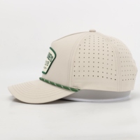 BSCI personnalisé résistant à l'eau 5 panneaux casquette de baseball étiquette tissée Patch avec trou découpé au laser et arcs perforés chapeau de papa