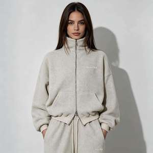 Sweat-shirt en molleton doux de luxe sur mesure OEM pour femme, brodé, à double fermeture éclair, avec pantalon de jogging, ensemble 2 pièces, style vintage, toutes saisons, vêtements de sport - Product Image 1