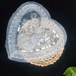 Benutzer definierte Großhandel weiß gestickte aufgenähte Spitze Chenille Patches mit Pailletten Perlen <span class=keywords><strong>Patch</strong></span> <span class=keywords><strong>Feminist</strong></span> für Frau Kleidung Brautkleid - Product Image 1