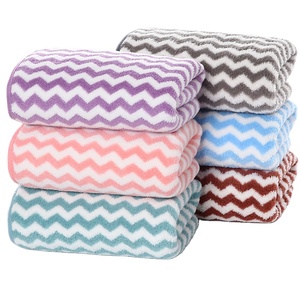 Serviettes <span class=keywords><strong>de</strong></span> <span class=keywords><strong>bain</strong></span> en microfibre blanche fantaisie <span class=keywords><strong>de</strong></span> qualité supérieure pour hôtels en Chine, vente en gros au <span class=keywords><strong>meilleur</strong></span> prix - Product Image 1