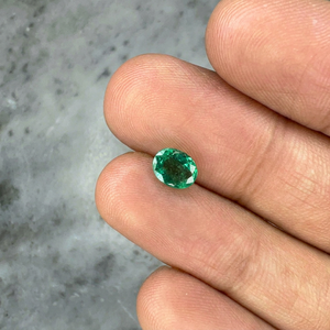 พลอยมรกตธรรมชาติจากเหมืองแซมเบีย รับรองโดย GIA น้ำหนัก 1 กะรัต รูปทรงวงรี สีเขียว สำหรับทำแหวนหรือจี้ งานสั่งทำพิเศษ พร้อมคุณสมบัติการเปลี่ยนสี - Product Image 1