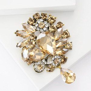 Broche de diamantes de imitación de alta calidad con elegante temperamento, joyería para ropa, broche para mujeres y niñas. - Product Image 3