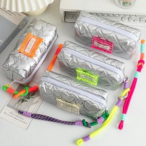 กระเป๋าเครื่องเขียนนักเรียนโพลีเอสเตอร์แบบมีซิป ดีไซน์ใหม่ทันสมัย กระเป๋าใส่เครื่องสำอางแบบถือและแขวนได้ - Product Image 2