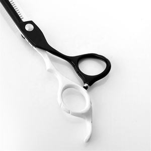 กรรไกรตัดผมมืออาชีพ กรรไกรซอยผม ร้านตัดผม ร้านเสริมสวย J2 สแตนเลสญี่ปุ่น ปรับระดับได้ ขนาด 6.5 นิ้ว - Product Image 5