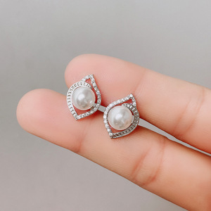 Orecchini a perno in stile perla barocca per donna, gioielli geometrici minimalisti e versatili per le orecchie. - Product Image 3