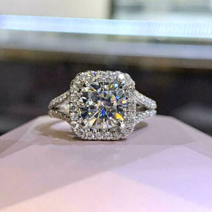 Anello da Donna F1492 in Oro Bianco con Diamante Naturale Taglio Cushion, Anello di Fidanzamento con Diamante Colore D e Design Halo - Product Image 1