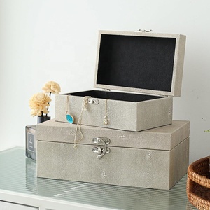 Scatola Decorativa in Ecopelle Vegana con Chiusura Dorata Lucida, Contenitore in Pelle per Telecomandi, Gioielli e Oggetti da Toeletta - Product Image 2