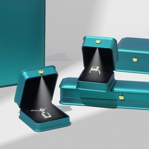 Caja de Joyería Rectangular Color Verde Azulado EVERWIN con Inserto de Terciopelo, Luz LED, Elegante Estuche de Almacenamiento para Anillos, Colgantes, Collares y Pulseras - Product Image 2