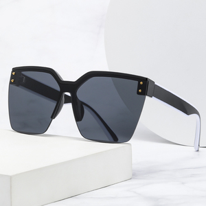 Lunettes <span class=keywords><strong>de</strong></span> soleil mode pour femmes avec grand cadre et verres dégradés Lunettes en matériau PC en noir blanc rose pour la fête - Product Image 1