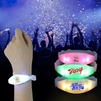 Usine directe lumière LED Bracelet ventilateurs 15 couleurs Logo personnalisé lueur Concert décoration expédition rapide télécommande pour les fêtes