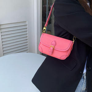 Bolso de pecho cuadrado horizontal color blanco roto para mujer, con hebilla magnética, portátil, para uso diario, bandolera - Product Image 3