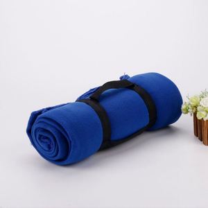 Couverture en polaire personnalisée avec sangle de transport - Confortable, portable et idéale pour les aventures en plein air ou les voyages - Product Image 2