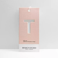 Sacs écologiques personnalisés à double couche en carton texturé fin, avec initiales découpées inversées, couleur rose douce et blanc croustillant