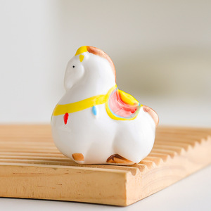 งานฝีมือเซรามิกรูปม้าสายรุ้งน่ารักสดใส สำหรับตกแต่งโต๊ะทำงานในออฟฟิศหรือห้องอ่านหนังสือ ขายส่ง - Product Image 1