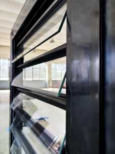 Cử<span class=keywords><strong>a</strong></span> sổ nhôm jalousie cử<span class=keywords><strong>a</strong></span> sổ kính Louvre thiết kế hiện đại cho khu vực Caribbean - Product Image 4