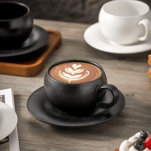Juego de Taza y Plato de Cerámica Esférica con Acabado Escarchado, 300 ml, Negro Mate y Blanco, con Rayas Pintadas a Mano, para Cafetería - Product Image 1