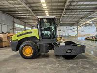 Rouleau compacteur vibrant diesel monocylindre DynoMach 75KW avec moteur Cummins, pompe haute efficacité, capacité de montée de 30% - Modèle LZ1000S