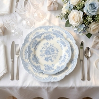Service d'assiettes en porcelaine bleu floral style cottage français esthétique, assiettes à dîner et à salade en céramique festonnées pour la location événementielle