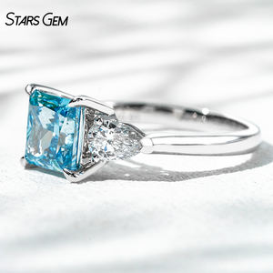 Bague de fiançailles unisexe classique à trois pierres en or blanc massif 18 carats avec diamant de laboratoire taille princesse Starsgem 3,01 carats E VS - Product Image 3