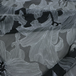 Tissu en Chiffon de <span class=keywords><strong>Soie</strong></span> Naturelle 100% Mûrier Imprimé Grandes Fleurs de Lys Noires et Blanches pour Robes et Sarongs Modernes Élégants pour Femme - Product Image 4