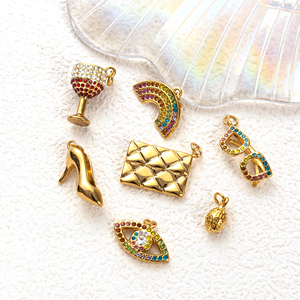 Le Luxe Doré Haute Couture |   Pendentif en acier inoxydable plaqué or 18 carats PVD avec zircon cubique |   Imperméable, hypoallergénique et inaltérable - Product Image 3
