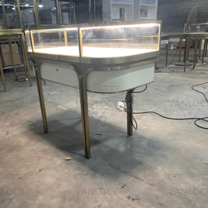 ODM Custom Retail Luxury LED vetro ad arco vetrina di gioielli negozio di Interior <span class=keywords><strong>Design</strong></span> orologio in metallo oro vetrina in metallo - Product Image 4