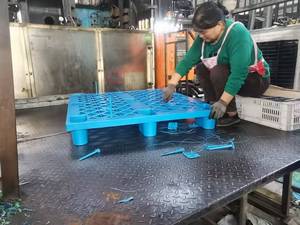 משטח פלסטיק תעשייתי 1100*1100*150 מ\"מ, חזק במיוחד, בעל כניסה 4 כיוונית, יצוק בתהליך ניפוח, תשעה מסלולים, תקן אירופאי, מתאים למדפי משטחים. - Product Image 5