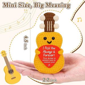 Muñeco de ganchillo hecho a mano con diseño de guitarra, divertido y popular, para envío transfronterizo, lindo muñeco pequeño de hilo de guitarra. - Product Image 3