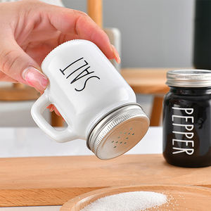 Bocaux à épices pour herbes de cuisine Mini salière et poivrière en verre noir et blanc avec couvercle personnalisé - Product Image 6