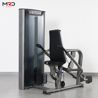 Máquina comercial de tríplice cabezal con selector para ejercicios de fuerza de brazos, ideal para gimnasios y clubes de fitness.