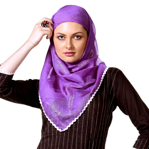 Hijab carré en viscose violette avec bordure en dentelle blanche, écharpe légère pour femmes musulmanes, à porter tous les jours en toutes saisons - Product Image 1