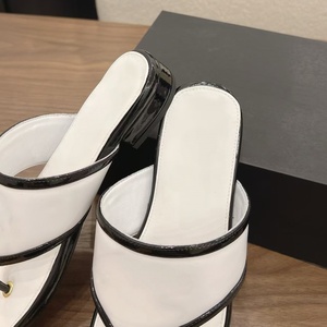 Sandales à talon carré bas en cuir verni color block noir et blanc pour femme, style claquettes d'été CC - Product Image 3